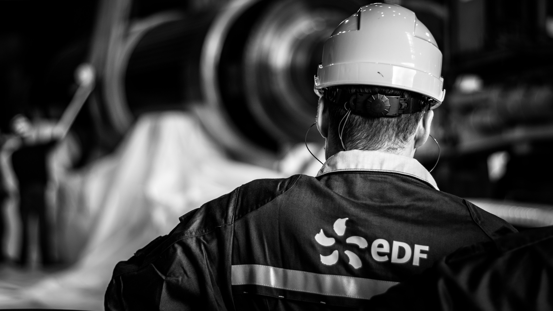 Portrait corporate d'une entrepreneure dans un décor épuré