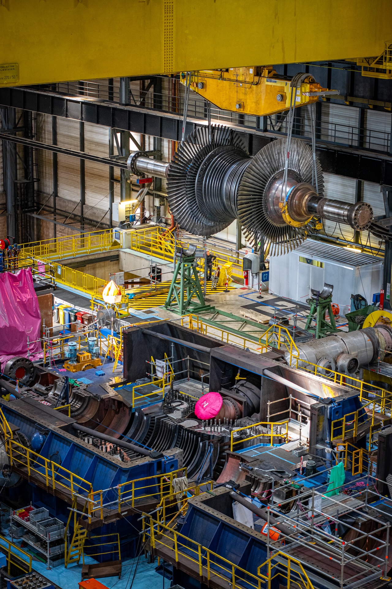 Portrait d'un homme en environnement urbain
