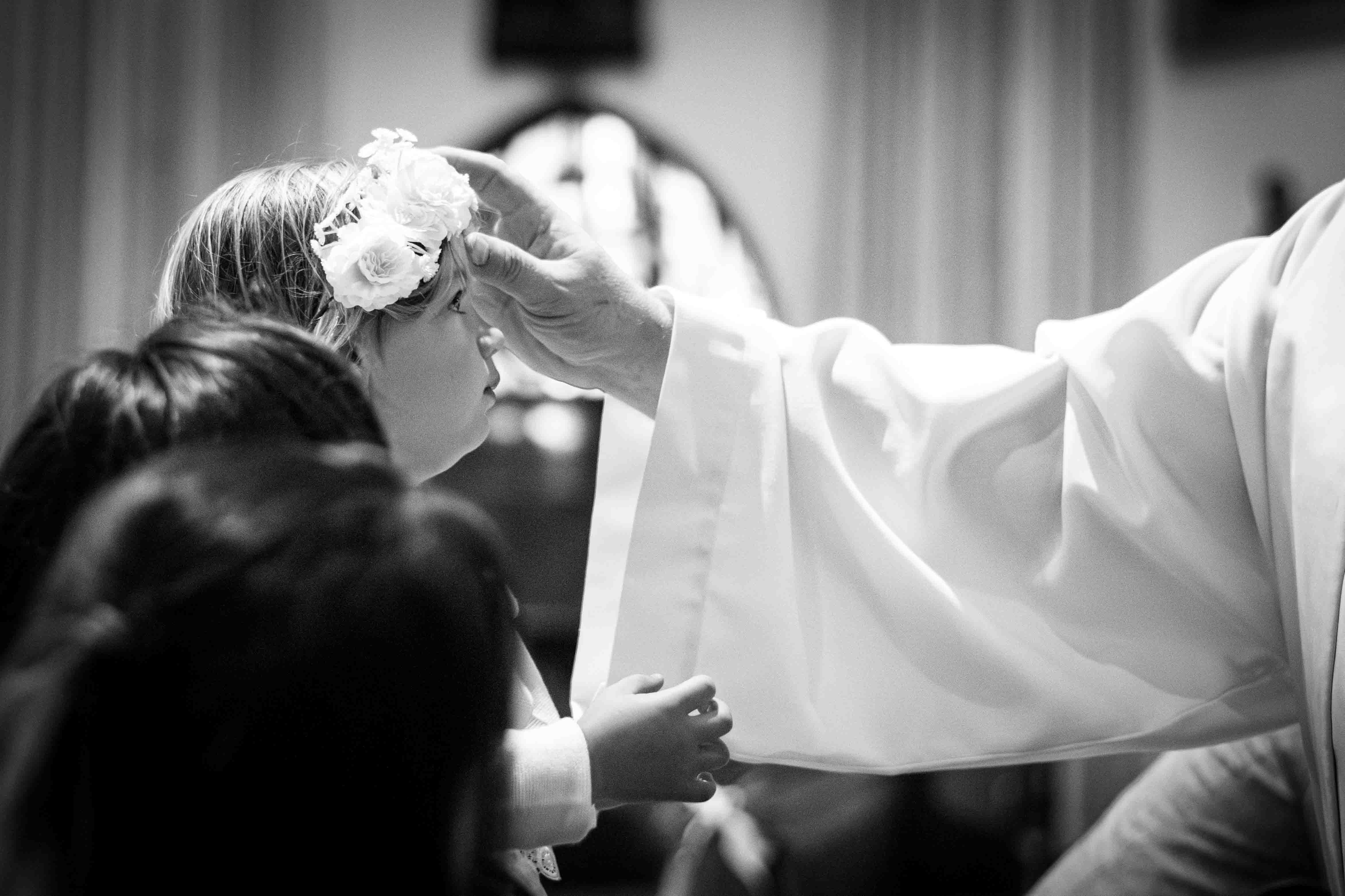 Couple marchant main dans la main