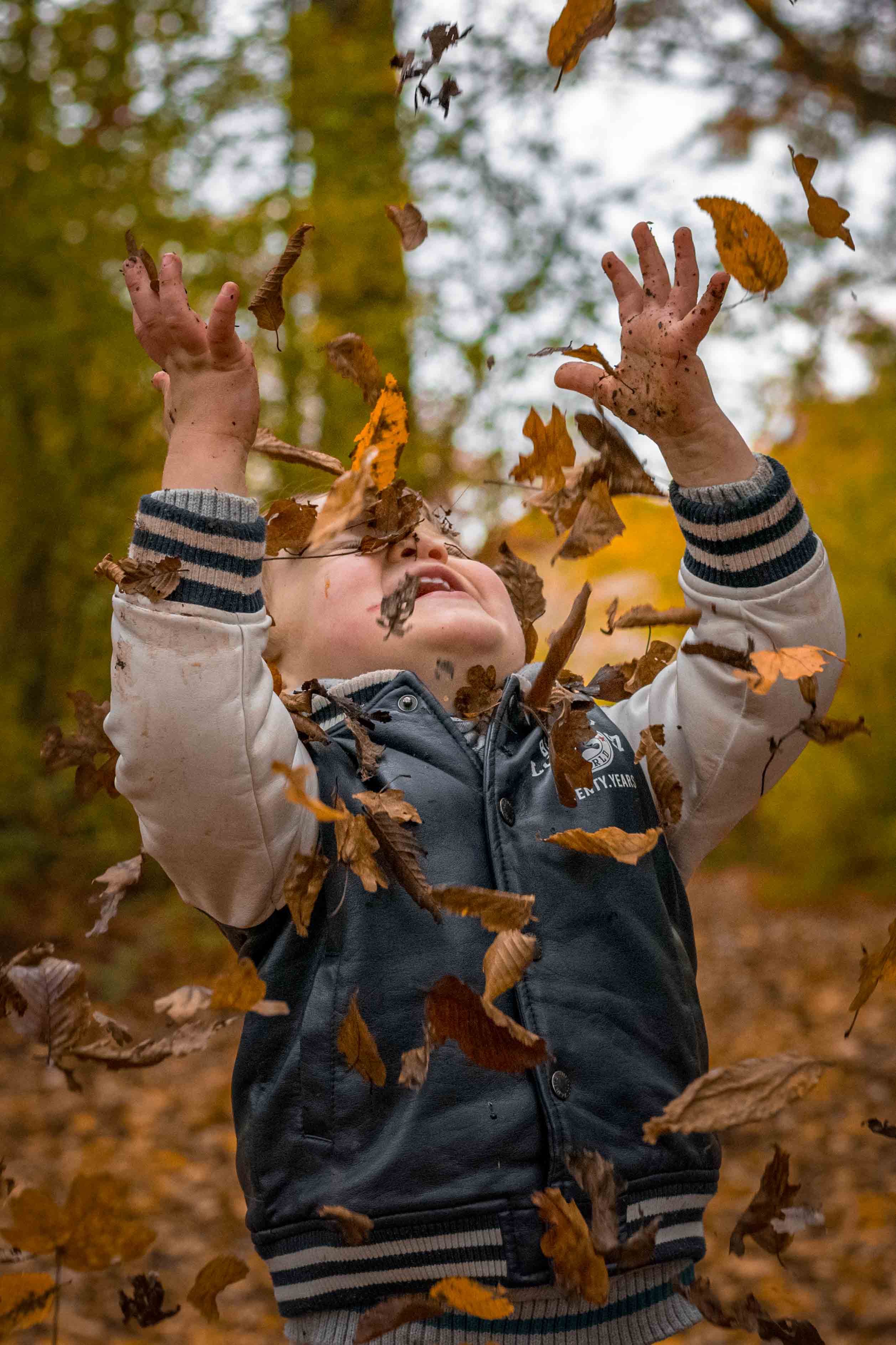 Couple marchant main dans la main