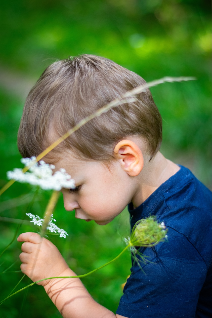 Couple marchant main dans la main
