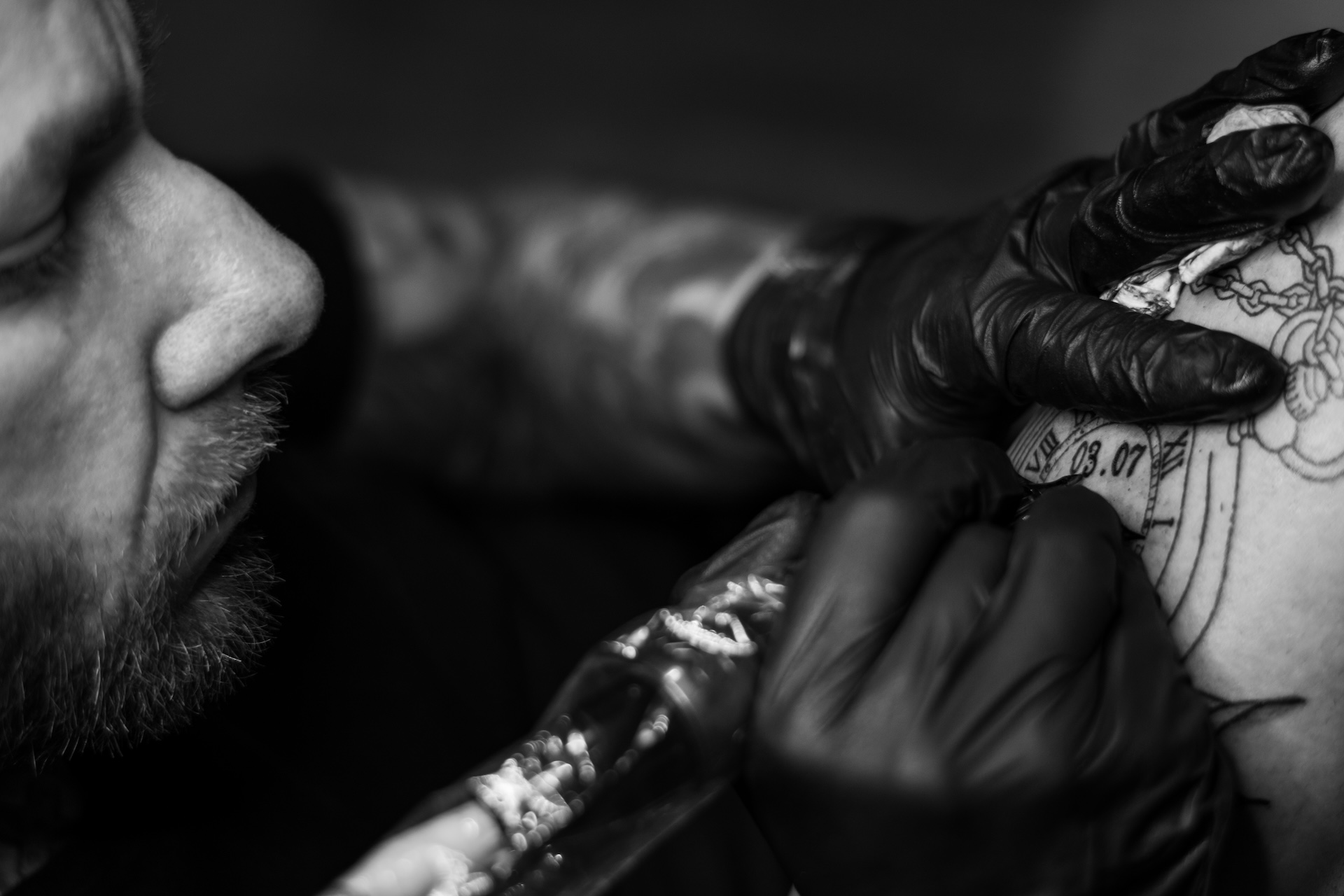 Couple marchant main dans la main