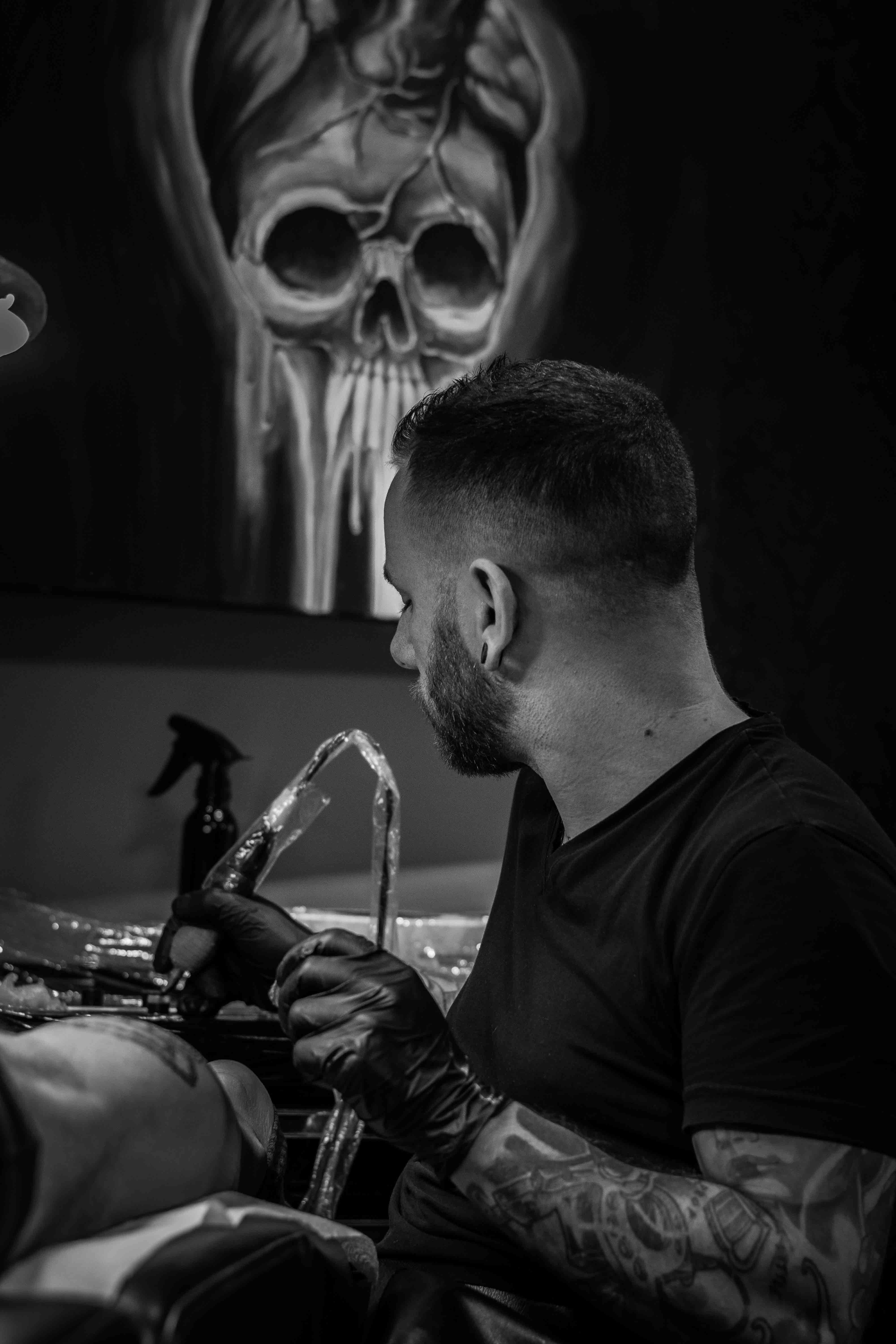 Couple marchant main dans la main