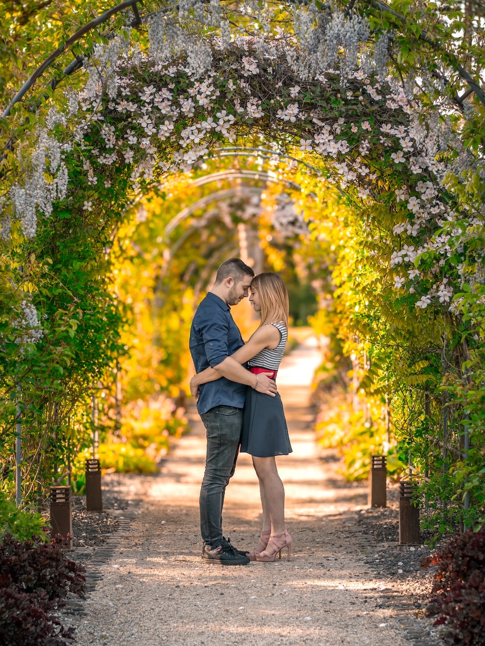 Couple marchant main dans la main