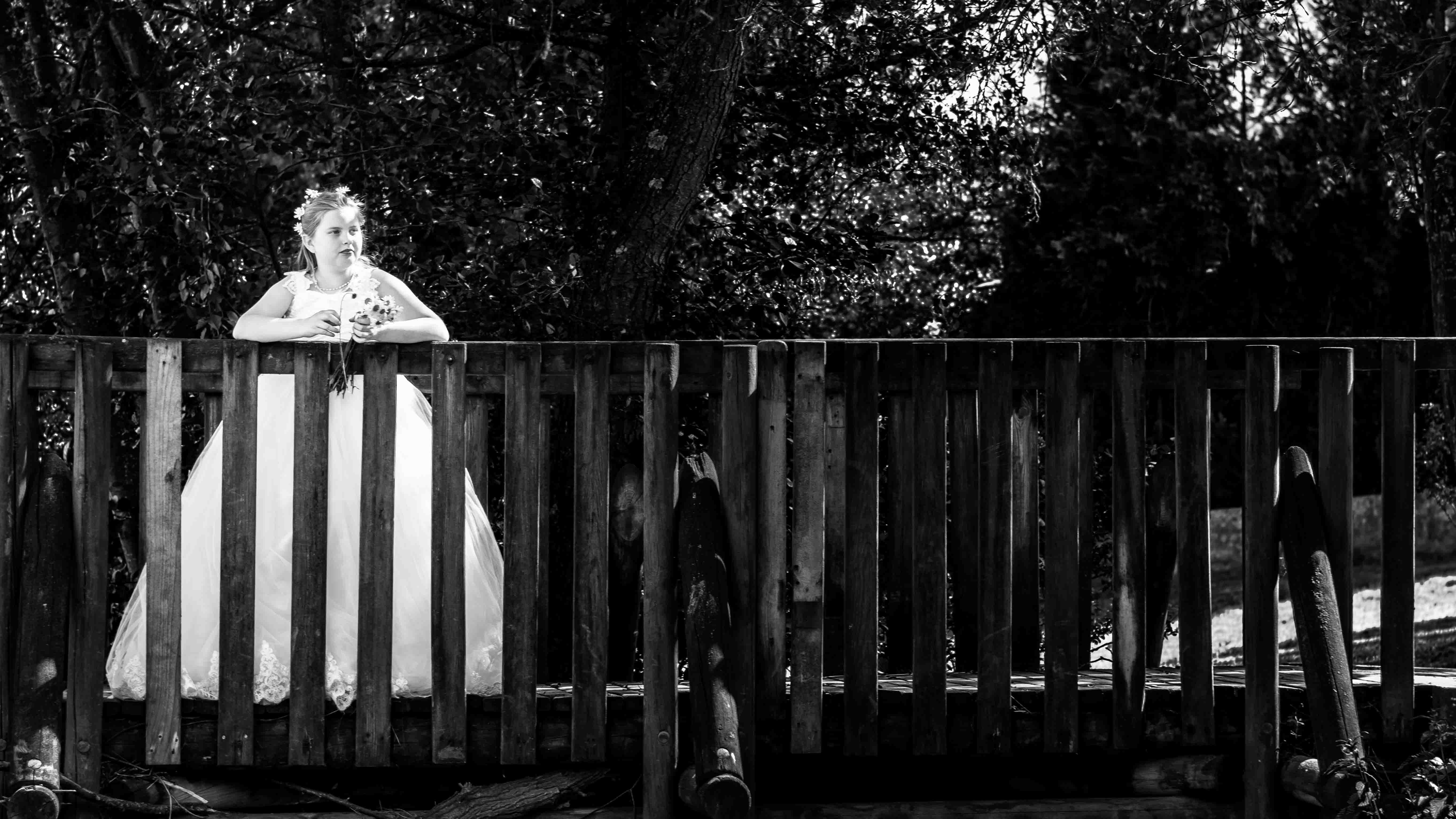 Couple marchant main dans la main